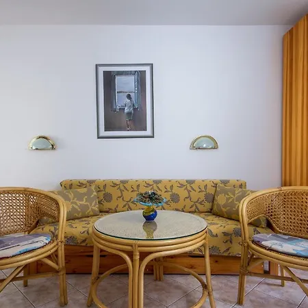 Familia 100/2 Apartment